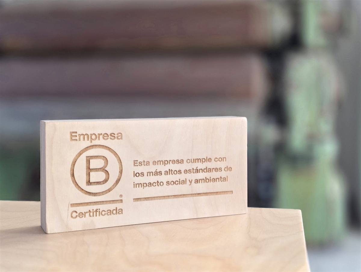 Placa de certificaci&oacute;n B Corp de LC PAPER